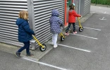Des enfants dans la cour de récréation le 12 mai 2020 à l'école publique Champ l'Evêque de Bruz