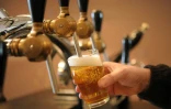 On observe une diminution continue dans le temps du ratio hommes-femmes tant pour la consommation d'alcool en général que pour la consommation excessive d'alcool