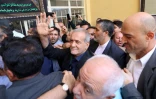 Le candidat réformateur à la présidentielle iranienne, Massoud Pezeshkian (C), le 5 juillet 2024, après avoir voté à Téhéran