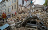 Les hommes de la brigade des marins-pompiers de Marseille à pied d'oeuvre sur l'immense tas de gravas des immeubles effondrés, à Marseille le 7 novembre 2018