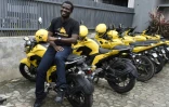 Le fondateur et patron du service de taxis-motos MaxOkada, Tayo Bamiduro, devant des motos de son entreprise, le 4 septembre 2019 à Lagos, au Nigeria