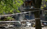 Des secouristes ukrainiens devant un immeuble résidentiel détruit par une frappe de missiles russes à Kiev, le 25 avril 2025