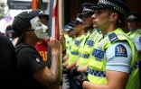 Policiers et manifestants opposés au Partenariat transpacifique face à face à Auckland le 4 février 2016