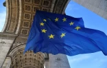 Le drapeau européen, le 1er janvier 2022, sous l'Arc de Triomphe à Paris, pour célébrer le début de la présidence française de l'UE.