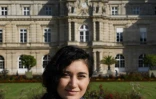 Anina Ciuciu, candidate aux sénatoriales, pose devant le Sénat dans les jardins du Luxembourg à Paris, le 20 septembre 2017