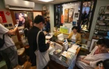 Affluence pour le dernier jour d'ouverture pour la librairie indépendante Mount Zero, à Hong Kong, le 31 mars 2024