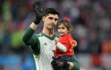 Le gardien de but belge Thibaut Courtois avec sa petite fille dans les bras après la défaite face à la France en demi-finale, le 10 juillet 2018 à Saint-Pétersbourg    