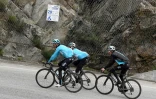 Chris Froome, avec ses équipiers de la Sky, Michal Kwiatkowski et Geraint Thomas, en reconnaissance vers le sommet de l'Alpe d'Huez, le 13 juin 2018