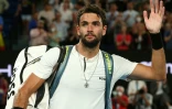 L'Italien Matteo Berrettini quitte le terrain après avoir perdu la demi-finale du simple messieurs contre l'Espagnol Rafael Nadal, lors de l'Open d'Australie, à Melbourne, le 28 janvier 2022.