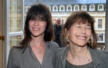 L'actrice et chanteuse française Charlotte Gainsbourg (g) et sa mère, la chanteuse britannique Jane Birkin à Paris, le 19 juin 2013