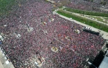Vue aérienne fournie par le parti d'opposition CHP de la manifestation de soutien au maire de la ville incarcéré, à Istanbul, le 29 mars 2025