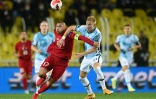 L'attaquant turc Burak Yilmaz, à la lutte avec le défenseur norvégien Andreas Hanche Olsen, lors des qualifications (Zone Europe) pour la Coupe du monde 2022 au Qatar, le 8 octobre 2021 à Istanbul