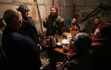 Des habitants dans des abris dans le région de Lugansk, le 13 avril 2022