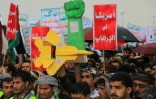 Des pancartes en arabe "L'Amérique est la mère du terrorisme" lors d'un rassemblement anti-israélien et anti-américain à Sanaa, contrôlée par les Houthis, le 19 janvier 2024 au Yémen