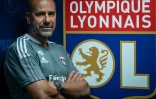 Le nouvel entraîneur de l'Olympique Lyonnais, le Néerlandais Peter Bosz pose au Groupama Stadium, le 2 août 2021 à Décines-Charpieu, près de Lyon
