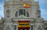 "Merci, je reste à la maison", proclame la banderole accrochée au fronton de la mairie de Madrid, le 23 mars 2020