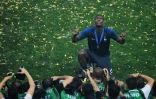 Le milieu des Bleus Paul Pogba pose devant les photographes après la victoire face à la Croatie en finale du Mondial au stade Loujniki à Moscou, le 15 juillet 2018