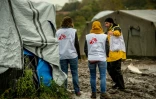 Des membres de Medecins Sans Frontieres (MSF) dans la "Jungle" le 21 octobre 2017 à Calais