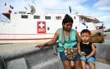 Yenny Cardena, une Amérindienne Wounaan, emmène son son fils à bord du navire-hôpital San Raffaele, le 24 avril 2019 dans le département du Choco, en Colombie