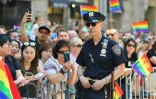 Un agent de police new-yorkais veille sur la Gay Pride géante de New York, pour laquelle des milliers de policiers ont été déployés
