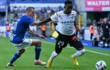 L'attaquant de Reims Folarin Balogun prend de vitesse le Strasbourgeois Dimitri Liénard lors du match null (1-1) à La Meinau, le 21 aopût 2022 