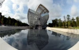 La Fondation Louis Vuitton, oeuvre de l'architecte américano-canadien Frank Gehry, dans le Bois de Boulogne à Paris, le 17 octobre 2014