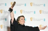 L'actrice britannique Joanna Scanlan récompensée aux BAFTA du prix de la meilleure actrice pour "After Love", le 13 mars 2022 à Londres