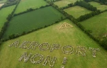 Des personnes opposées à l'implantation d'un nouvel aéroport, ont réalisé une chaîne humaine pour écrire "Aéroport Non !", le 25 juin 2006 dans un champs de Notre-Dame-des-Landes près de Nantes