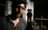 Le directeur et copropriétaire du domaine viticole Château Coutet Adrien David-Beaulieu devant une bouteille retrouvée dans une cave du château datant du XVIIIe siècle, à Saint-Emilion, le 7 septembre 2026