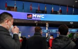Des visiteurs arrivent pour l'ouverture du Salon mondial du mobile (MWC), le 28 février 2022 à Barcelone