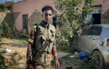 Un combattant des Forces de Paix du Tigré (TPF), milice tigréenne alliée au gouvernement fédéral éthiopien, inspecte le 4 octobre 2026 un poste de police abandonné de Mekele, capitale de l'Etat régional éthiopien du Tigré