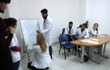 Des docteurs syriens participent à une séance de formation, le 22 février 2018 dans un centre de soins à Ankara où ils vont accueillir des patients syriens réfugiés en Turquie