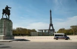 La police patrouille près de la Tour Eiffel, le 7 avril 2020