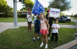 Des supporteurs de Donald Trump devant un bureau de vote de Miami, en Floride, le 3 novembre 2020