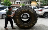 Un pneu usagé qui sera transformé en sandales de caoutchouc, le 8 juillet 2022 à Hanoï, au Vietnam