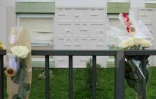 Des fleurs déposées devant l'immeuble où les corps d'une femme et de ses quatre enfants ont été retrouvés, le 26 décembre 2023 à Meaux, en Seine-et-Marne