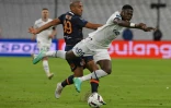 Le Marseillais Chancel Mbemba (d) à la lutte avec le Montpelliérain Wahbi Khazri, le 31 mars 2023 au Stade Vélodrome
