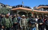 Des hommes armés présents aux funérailles à Salkhad dans le sud de la Syrie, de membres de la communauté druze tués lors de combats confessionnels près de Damas, le 3 mai 2025