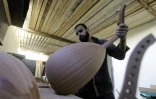 Un employé syrien dans un atelier de fabrication de luths à Damas le 17 juillet 2017