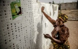Une électrice cherche son nom dans la liste électorale pour le scrutin présidentiel au Nigeria, le 16 février 2019 à Yola.