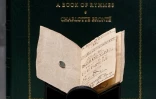 Un manuscrit miniature de la romancière anglaise Charlotte Bronte, dévoilé à la Foire internationale du livre ancien de New York, le 21 avril 2022