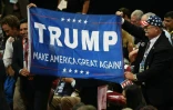 Des délégués déploient une banderole de soutien à Trump à la Convention républicaine le 18 juillet 2016 à Cleveland, Ohio