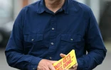 Andy Burnham, maire du Grand Manchester et candidat du Parti travailliste à l'élection partielle de Makerfield, dans le nord-ouest de l'Angleterre, tracte à Hindley le 16 juin 2026