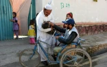 Un membre de la campagne de vaccination contre la poliomyélite administre une dose de vaccin à un enfant, le 20 mars 2019 dans la province de Kandahar, en Afghanistan 