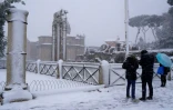 Des touristes visitent Rome sous la neige, le 26 février 2018