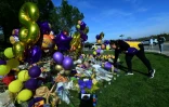 Des fans en deuil sont venus déposer fleurs et ballons à la mémoire de Kobe Bryant devant le lotissement privé où la légende du basket habitait à Newport Beach, au sud de Los Angeles