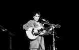 La chanteuse de folk Joan Baez donne un concert sur le parvis de Notre-Dame à Paris, le 24 décembre 1980