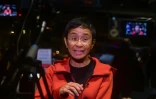 La journaliste philippine Maria Ressa parle aux journalistes à l'aéroport de Manille le 7 décembre 2021, avant son départ pour Oslo où elle reçoit vendredi le prix Nobel de la paix