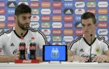 Les internationaux argentins Federico Fazio (g) et Giovani Lo Celso en conférence de presse, le 28 juin 2018 à Bronnitsy, près de Moscou