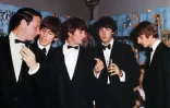 De GàD: Brian Epstein, et les Beatles, Ringo Starr, John Lennon, Paul McCartney, George Harrison le 6 juillet 1964 à Londres
